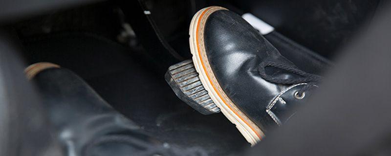 汽车有关：冬季早上刹车踩不动的原因是什么(图)