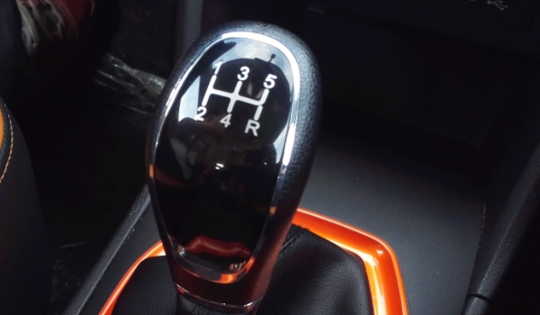 多少速度挂2档3档4档5档(手动挡车辆换挡方便吗)  第3张