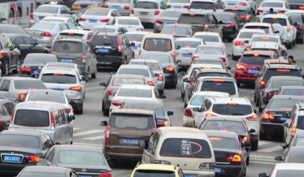 车溅起来的水会进发动机吗(车辆在故事路段行驶需要注意什么)  第3张