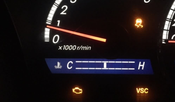 谈一谈:仪表盘发动机黄灯亮什么原因(车辆出现故障必须要维修吗) 第3张