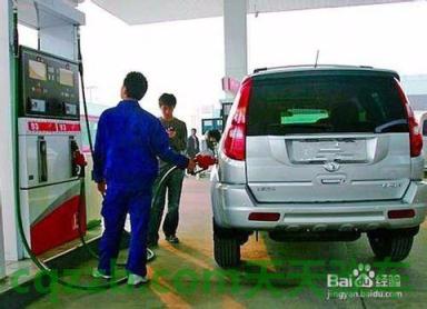 了解汽车：车快没油了找不到加油站怎么办 车喇叭突然不响了什么问题