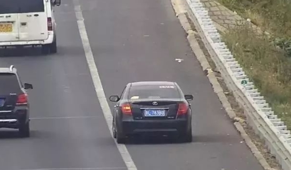 高速发生事故堵车可以走应急车道吗(占用高速公路应急车道如何处罚)  第2张