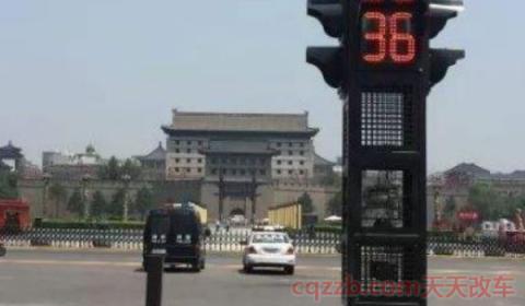 开到一半绿灯变红灯了开(闯红灯处罚是什么时候改变的)  第2张