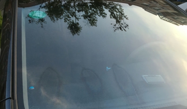 前挡风玻璃被石子击裂纹保险报吗(车辆挡风玻璃需要粘膜吗)  第3张