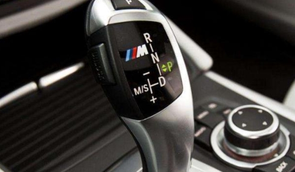 自动挡倒车要踩油门吗(自动挡车型好驾驶吗)  第2张