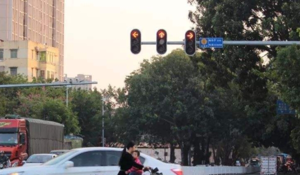 哪些右转不受红灯限制(机动车辆闯红灯如何处罚)  第3张