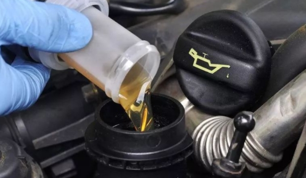 漏机油是什么原因(车辆机油多久更换一次)  第2张