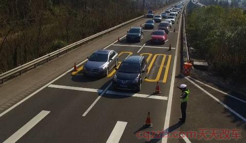 驾驶汽车频繁变更车道有哪些危害(哪些变道行为属于违规行为) 第2张