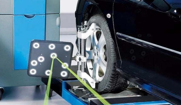 探讨：汽车方向跑偏是什么原因(机动车辆四轮定位可以去哪里做)  第2张