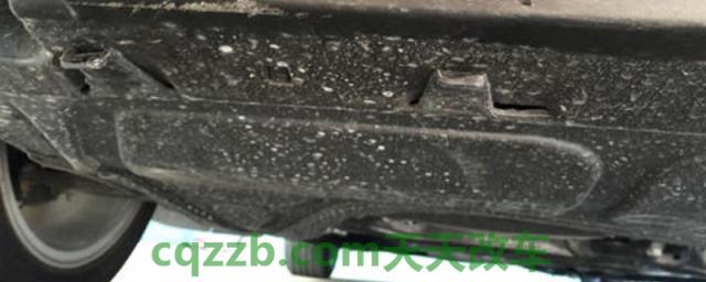 汽车底盘塑料有一块垂下来了(发动机护板的作用)