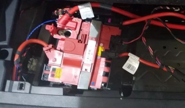 汽车电瓶能用几年(更换车辆电瓶需要注意什么)  第2张