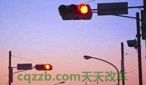 路口黄灯持续闪烁仅是驾驶人要注意嘹望确认安全通过(路口黄灯可以行驶吗)  第3张