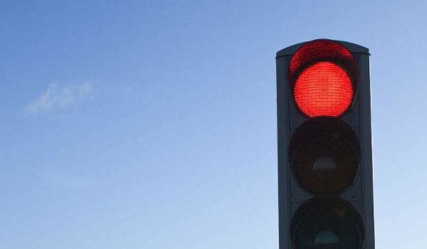 红绿灯路口走错车道扣几分(车辆闯红灯的处罚如何处理)  第2张