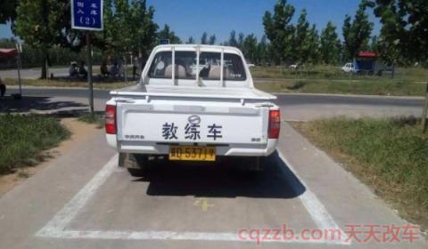 倒库后视镜的正确位置(倒车入库需要注意什么)  第3张