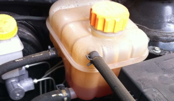 科普一下：车子启动水温表为0能开吗(车辆的防冻液多久更换一次)  第2张