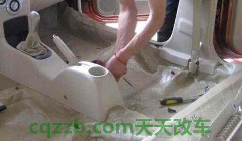 车地板有水是哪里漏水(地板有水可以不处理吗)  第2张