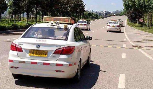 分享：科目三减速先踩刹车还是离合(机动车驾驶证科目三有几次考试机会)  第3张