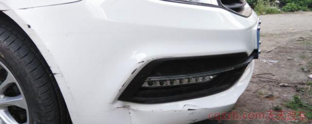 保险杠下面塑料板破了(保险杠损坏对车辆有什么影响) 第1张