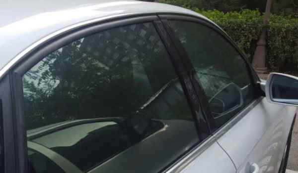 贴完膜有气泡几天后自己好了(机动车档玻璃贴膜需要办理备案手续吗)  第3张