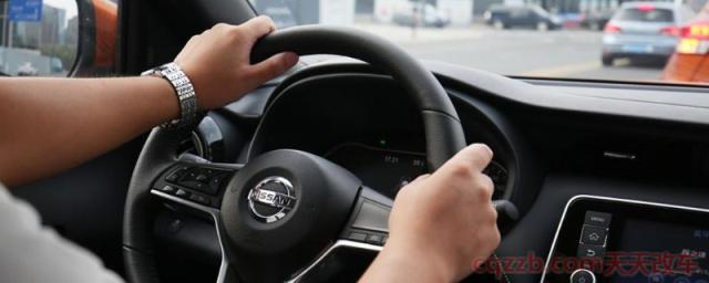 方向盘一松手就往一边跑(四轮定位是保养项目吗)