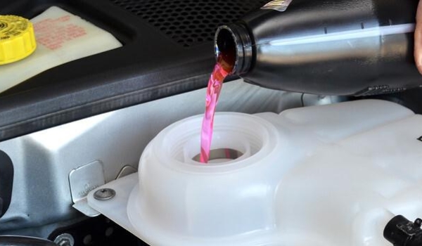 冷却液颜色不一样能混用吗(防冻液可以用什么代替)  第3张