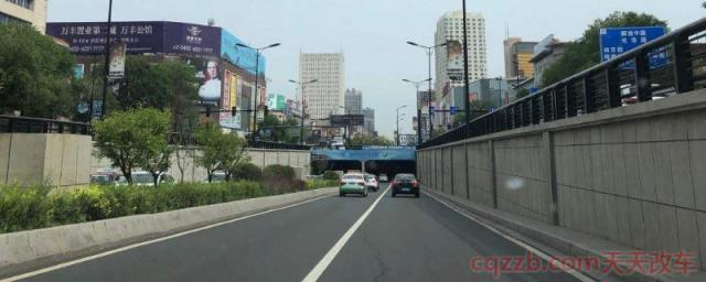 驾驶汽车频繁变更车道有哪些危害(哪些变道行为属于违规行为)