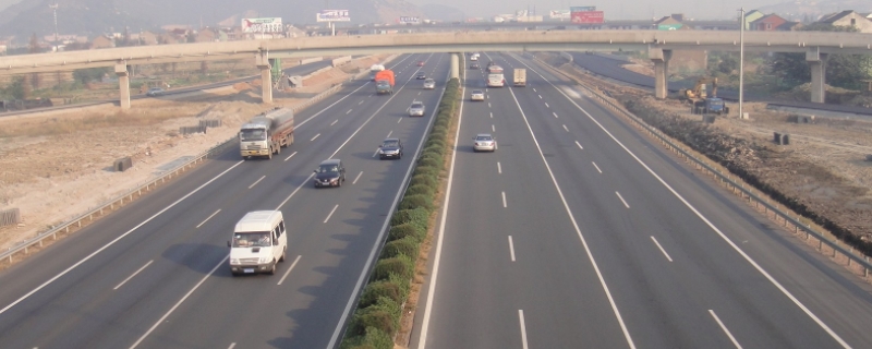 高速上压白线一定被拍吗(违章违法行为不处理可以吗)