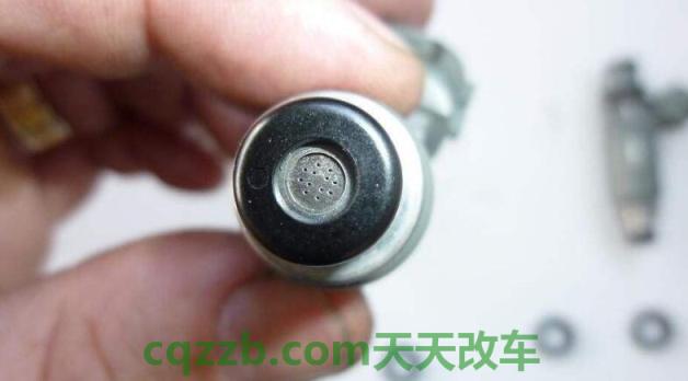 ix35改装缸体机油喷油嘴(拆卸旧喷油嘴) 第3张