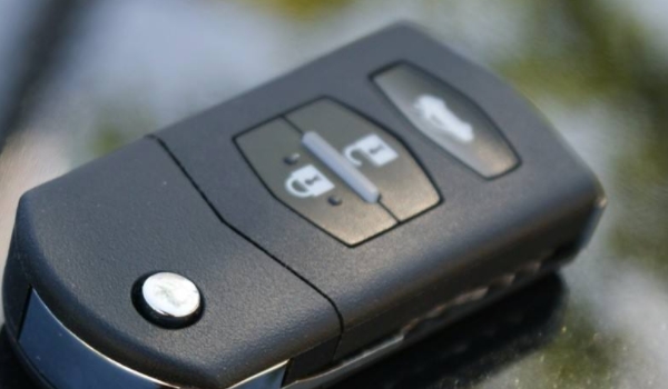 说说：车钥匙一般多久换一次电池(车辆钥匙使用需要注意什么)  第2张