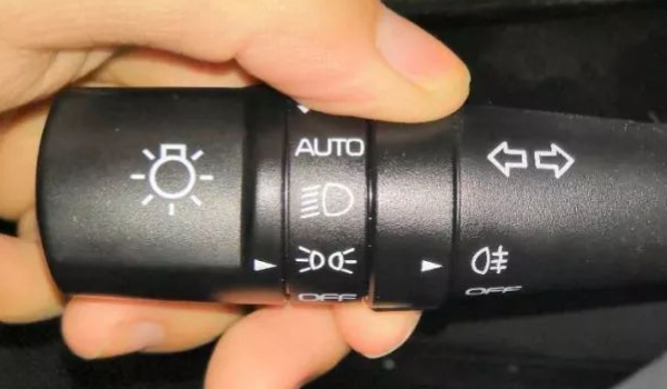 矩阵大灯是什么意思(车辆大灯的打开方式)  第2张