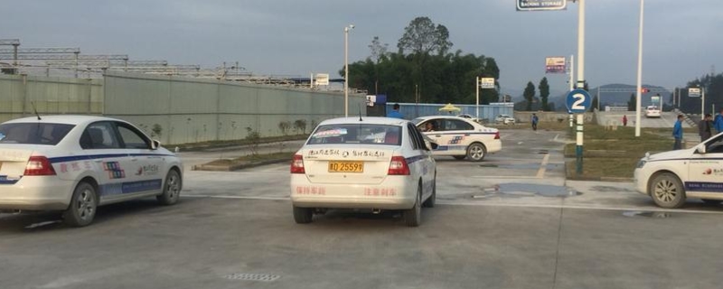 分享：驾校报名了退钱麻烦吗(机动车驾驶证的考试有效期是多久)