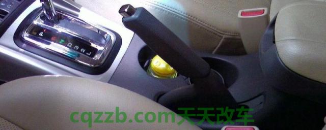 开车没放手刹跑了20多公里(开车的时候手刹怎么使用)  第1张