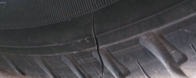 轮胎胎壁划伤有必要换吗(车辆轮胎更换注意事项)