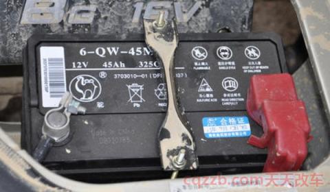 车钥匙扭动打不着火了没反应(车辆电瓶没电如何处理) 第3张