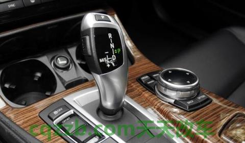 手刹拉高了放不下去了(汽车手刹的重要性)  第2张