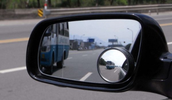 电动后视镜被撞反过去了要紧吗(后视镜可以单独更换镜片吗) 第2张