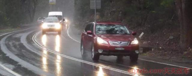 连续半个月下雨要不要洗车(雨水对于车辆的影响)
