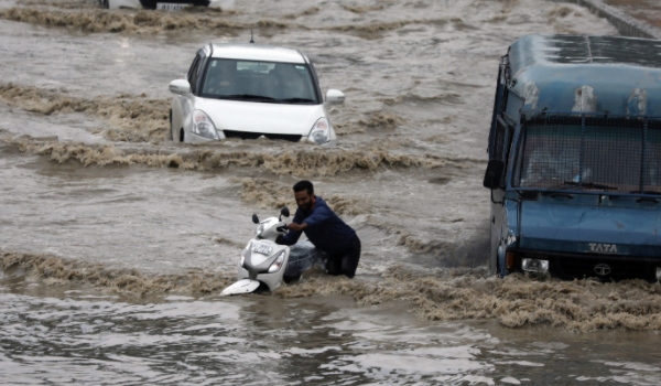 开车涉水没熄火但抖动(涉水险的理赔条件)  第3张