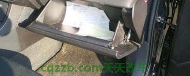 副驾驶脚上面的盖板叫什么(手套箱名字的由来)  第1张