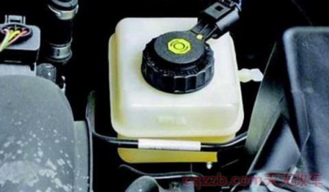 刹车踩下去很软 刹不住(车辆刹车片更换周期) 第2张