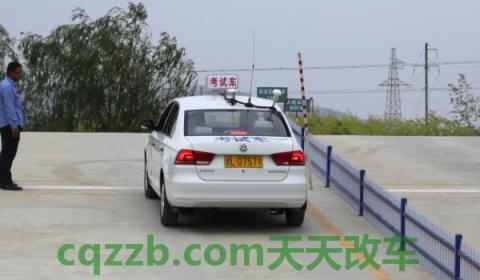 右倒库看哪个后视镜(右倒库是哪个考试项目) 第2张