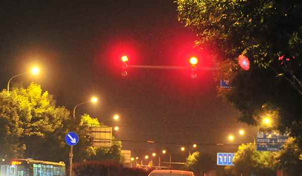 车前轮越过停止线算闯红灯吗(如何避免出现闯红灯)  第2张