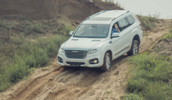 下陡坡标志(汽车下陡坡行驶需要注意什么) 第3张