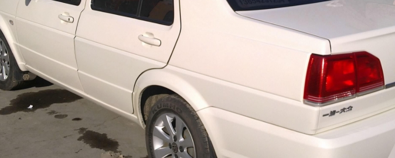 白色车有擦不掉的黄印(如何保护好车辆的车漆)