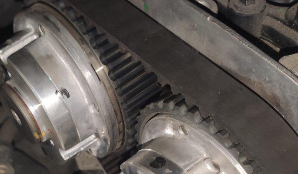 皮带跑偏是往紧边还是松边跑(车辆正时皮带多久更换一次) 第2张