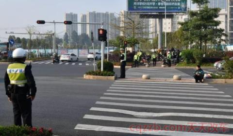 车辆掉头受不受红绿灯限制(交通信号灯路口是按交警指挥还是看灯光)  第2张