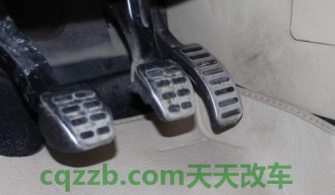 说道一下:最右边的踏板是什么(机动车辆的油门刹车踏板可以改装吗) 第3张