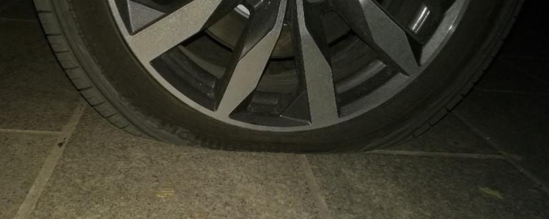 解密一下：车轮胎没气了还能开吗(机动车辆的轮胎更换的注意事项)