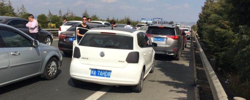 解读一下：一直走应急车道会拍几次(高速公路占用应急车道如何处理)