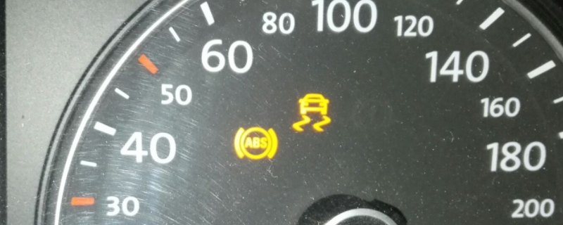 防侧滑灯亮是开还是关(机动车辆防侧滑系统可以关闭吗)